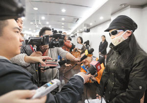 3月19日，原告小依(化名)在開庭后接受媒體采訪。新華社發(fā)