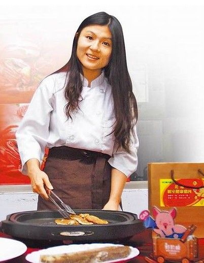 龔玫菱經(jīng)常到各處展售自家豬肉、煎豬排邀試吃。(圖片來自臺媒)