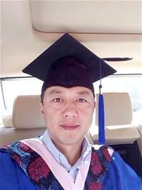 李亞鵬碩士服照