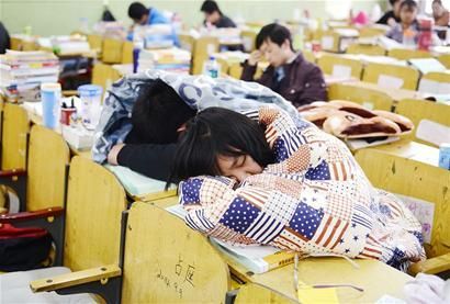 自習室里裹著被子小睡的考研人